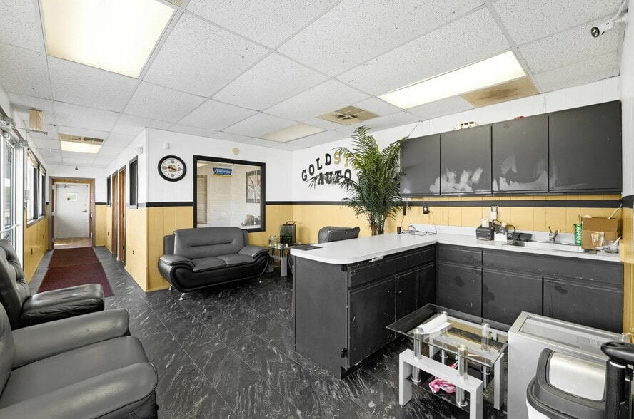 736 Woodville Rd, Toledo, OH for lease - Interior Photo - Image 3 of 16