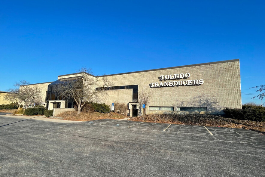 6834 Spring Valley Dr, Holland, OH for sale - Building Photo - Image 2 of 8