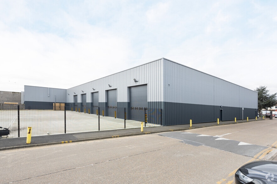 Streatham Rd, Mitcham for lease - Primary Photo - Image 1 of 2