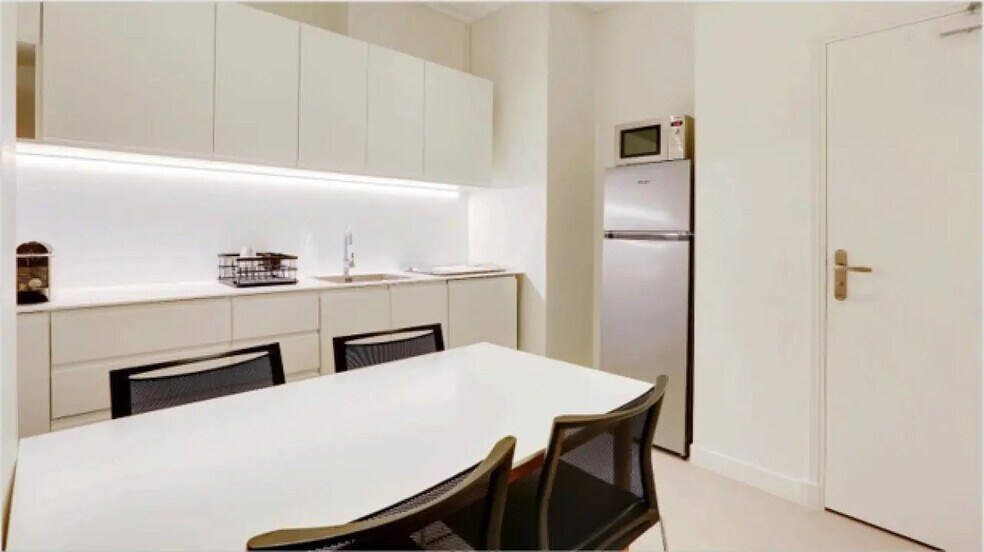 21 Rue Clément Marot, Paris for lease - Interior Photo - Image 3 of 11