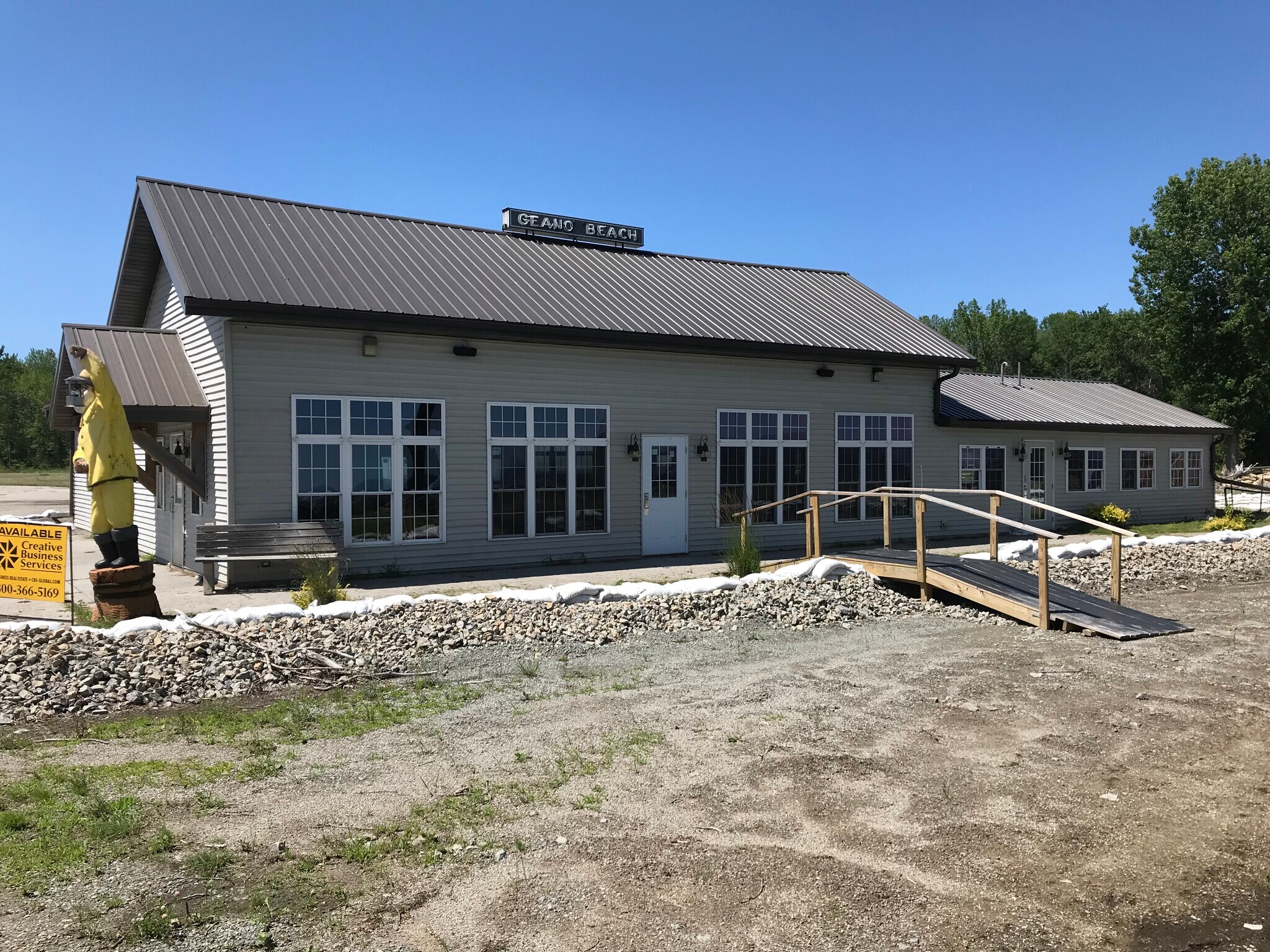 2060 Sand Bar Way, Little Suamico, WI for sale Primary Photo- Image 1 of 1