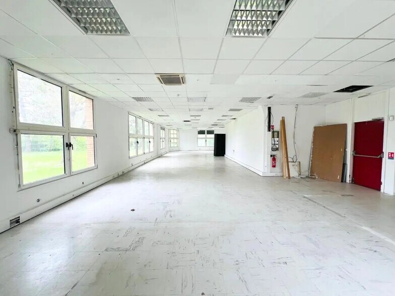 Flex in Montigny-le-Bretonneux for lease - Interior Photo - Image 3 of 33