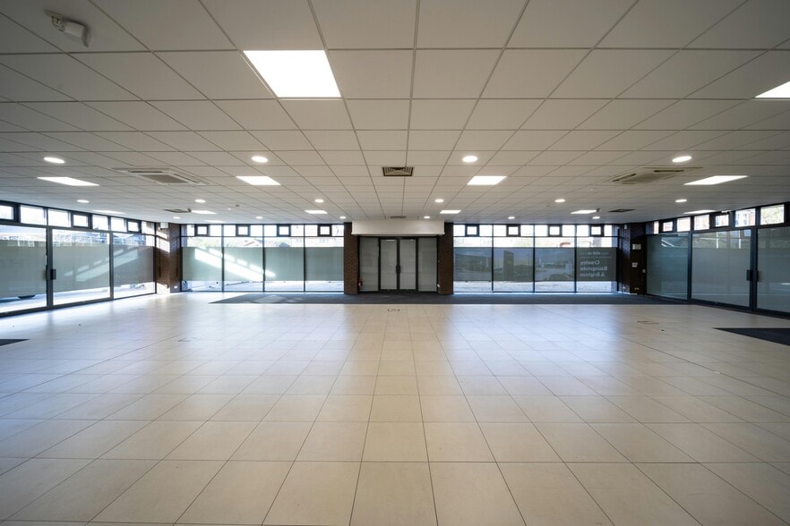 Harwoods Pulborough London Road portfolio of 2 properties for sale on LoopNet.com - Building Photo - Image 3 of 6