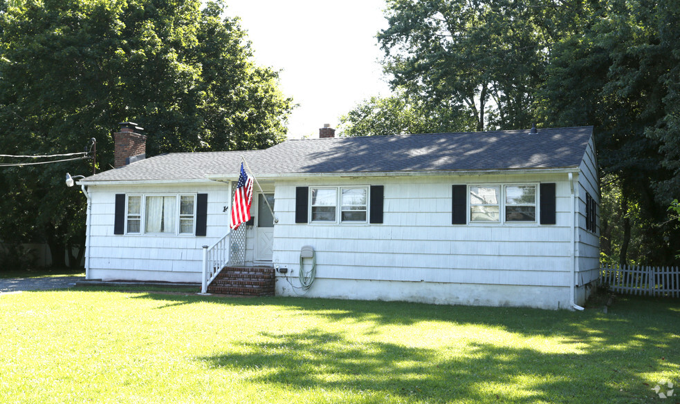 17 S Main St, Marlboro, NJ for sale - Primary Photo - Image 1 of 1