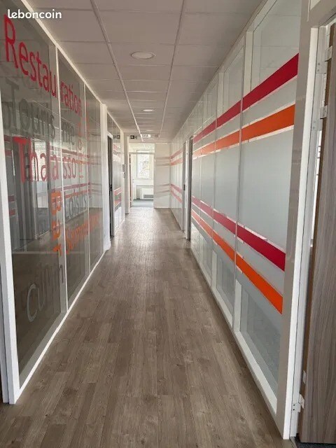 Office in Bron for lease Interior Photo- Image 1 of 8