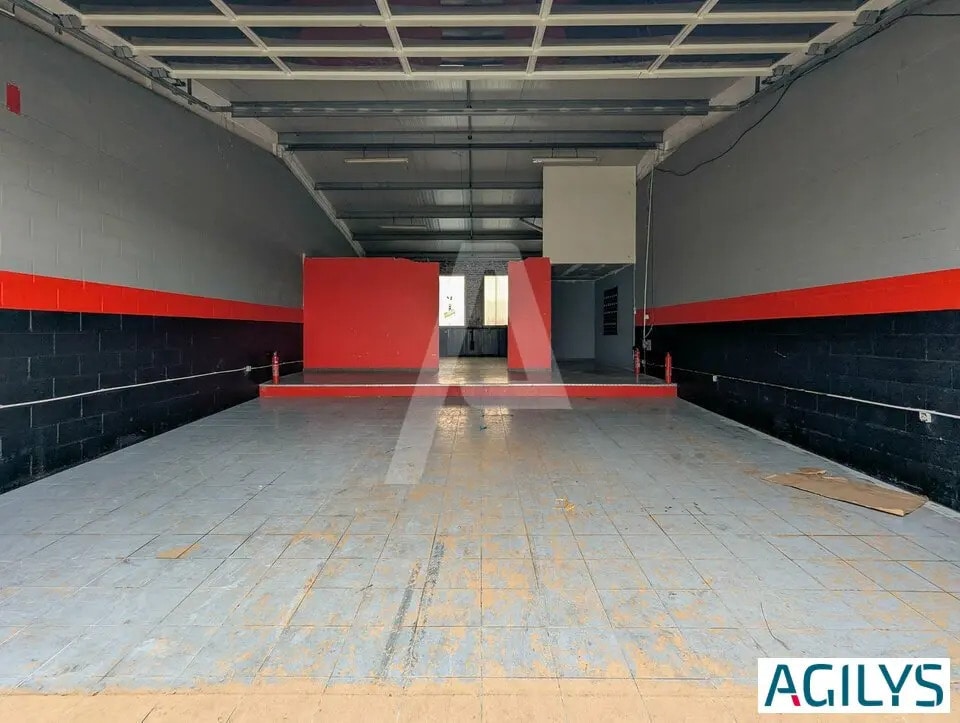 Flex in Linas for lease Interior Photo- Image 1 of 11