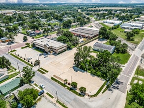500 W 1 St Ave, Hutchinson, KS - AERIAL map view - Image1