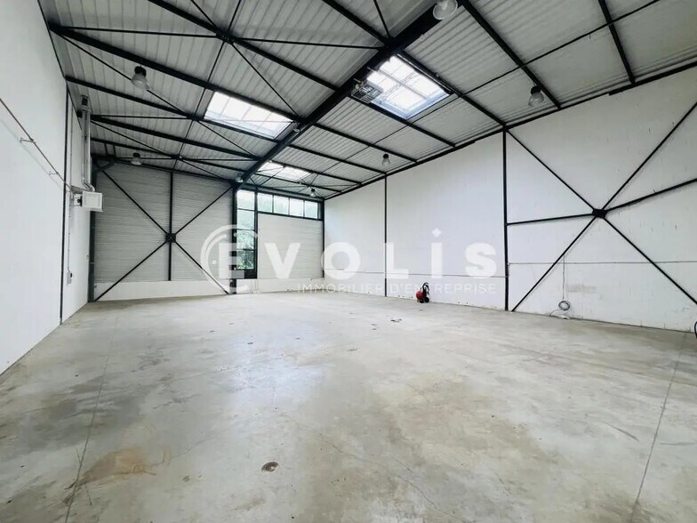 Flex in Montévrain for lease - Interior Photo - Image 2 of 7