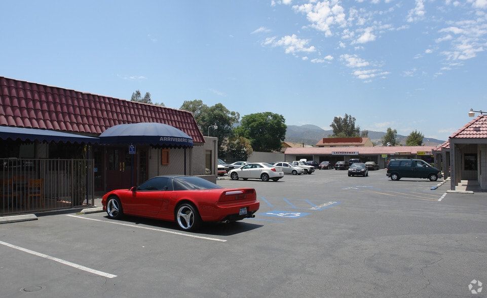 31705-31731 Riverside Dr, Lake Elsinore, CA for lease - Primary Photo - Image 2 of 8