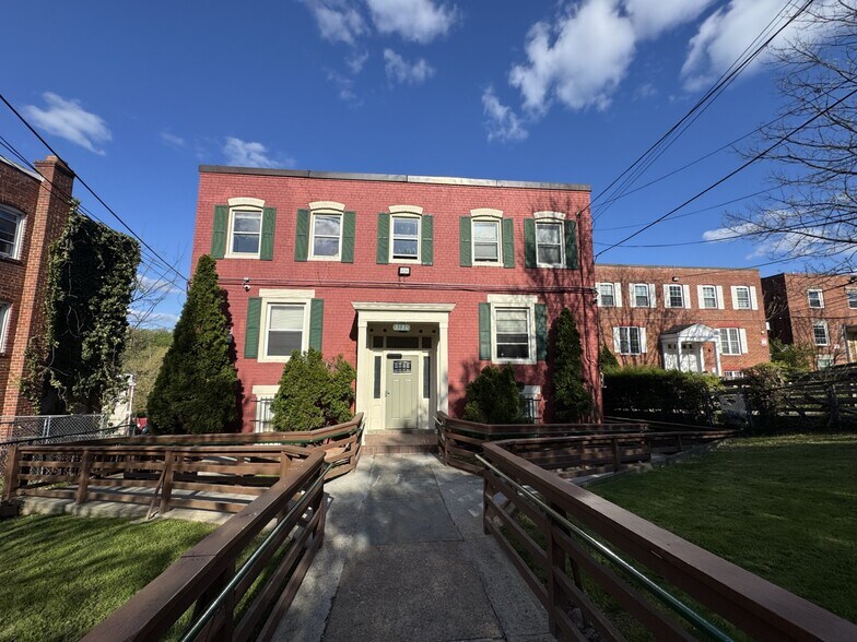 3130 Buena Vista Ter SE, Washington, DC for sale - Building Photo - Image 1 of 18