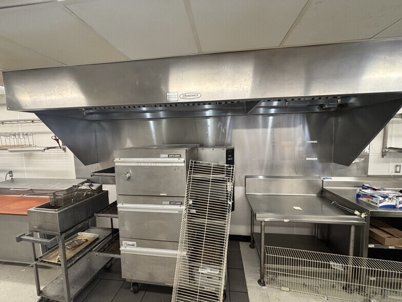 2020 7th Ave, Marion, IA for lease - Interior Photo - Image 2 of 13