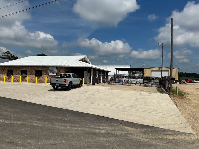 W2894 County Road KS, Juda, WI 53550 Tugs Bar & Grill