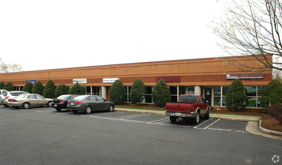 6701-6711 Peters Creek Rd, Roanoke, VA for lease - Building Photo - Image 3 of 11