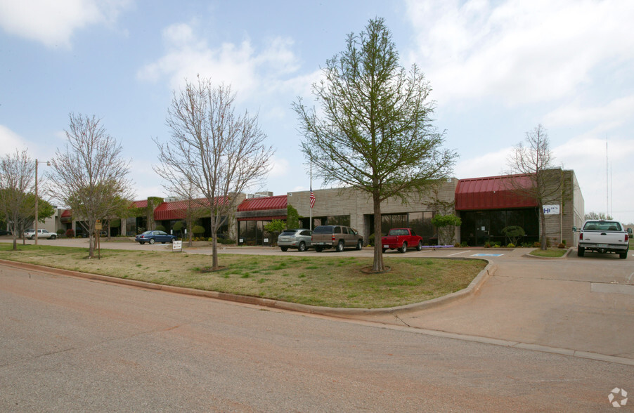 7700 N Hudson Ave, Oklahoma City, OK for lease - Building Photo - Image 2 of 24