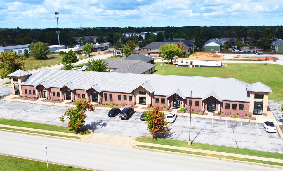 2323 W Chestnut St, Rogers, AR for lease - Building Photo - Image 1 of 7