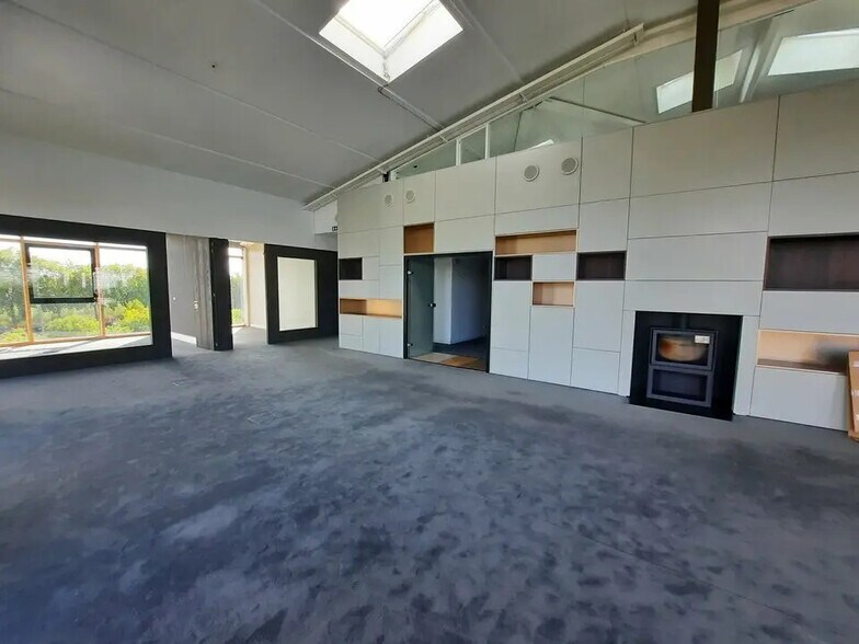 Office in Rouen for lease - Building Photo - Image 2 of 12