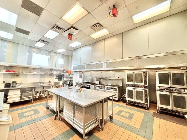 47 Larkin St, Stamford, CT for lease - Building Photo - Image 2 of 8