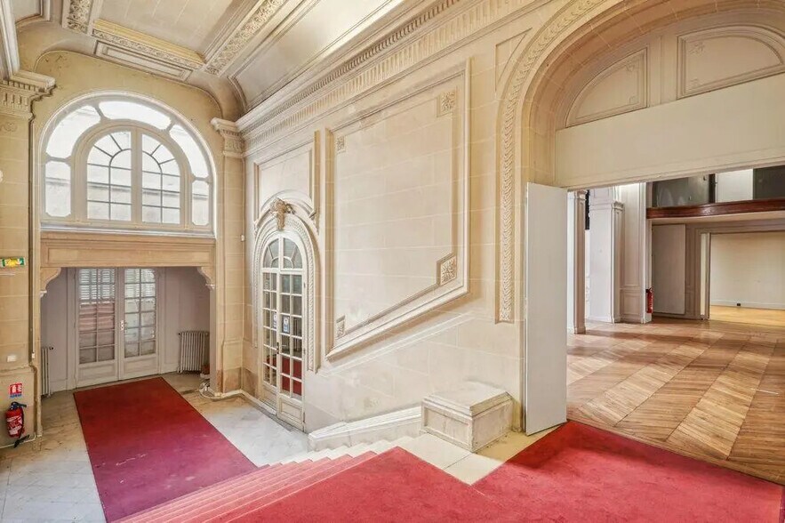 Office in Paris for lease - Lobby - Image 3 of 12