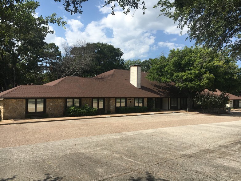 4515 Lake Shore Dr, Waco, TX for lease - Primary Photo - Image 1 of 14