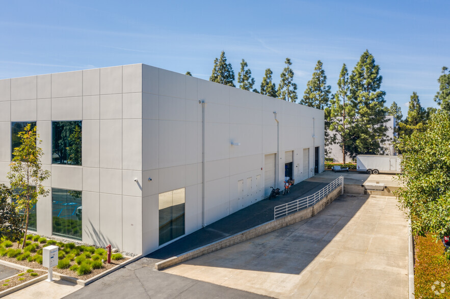 152 Technology Dr, Irvine, CA for lease - Building Photo - Image 3 of 5