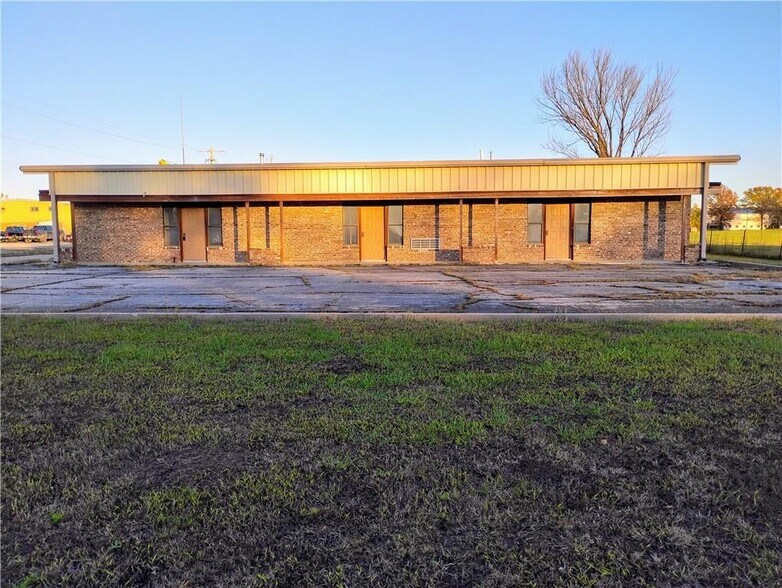 2426 US 169 Hwy, Coffeyville, KS for sale - Building Photo - Image 1 of 1