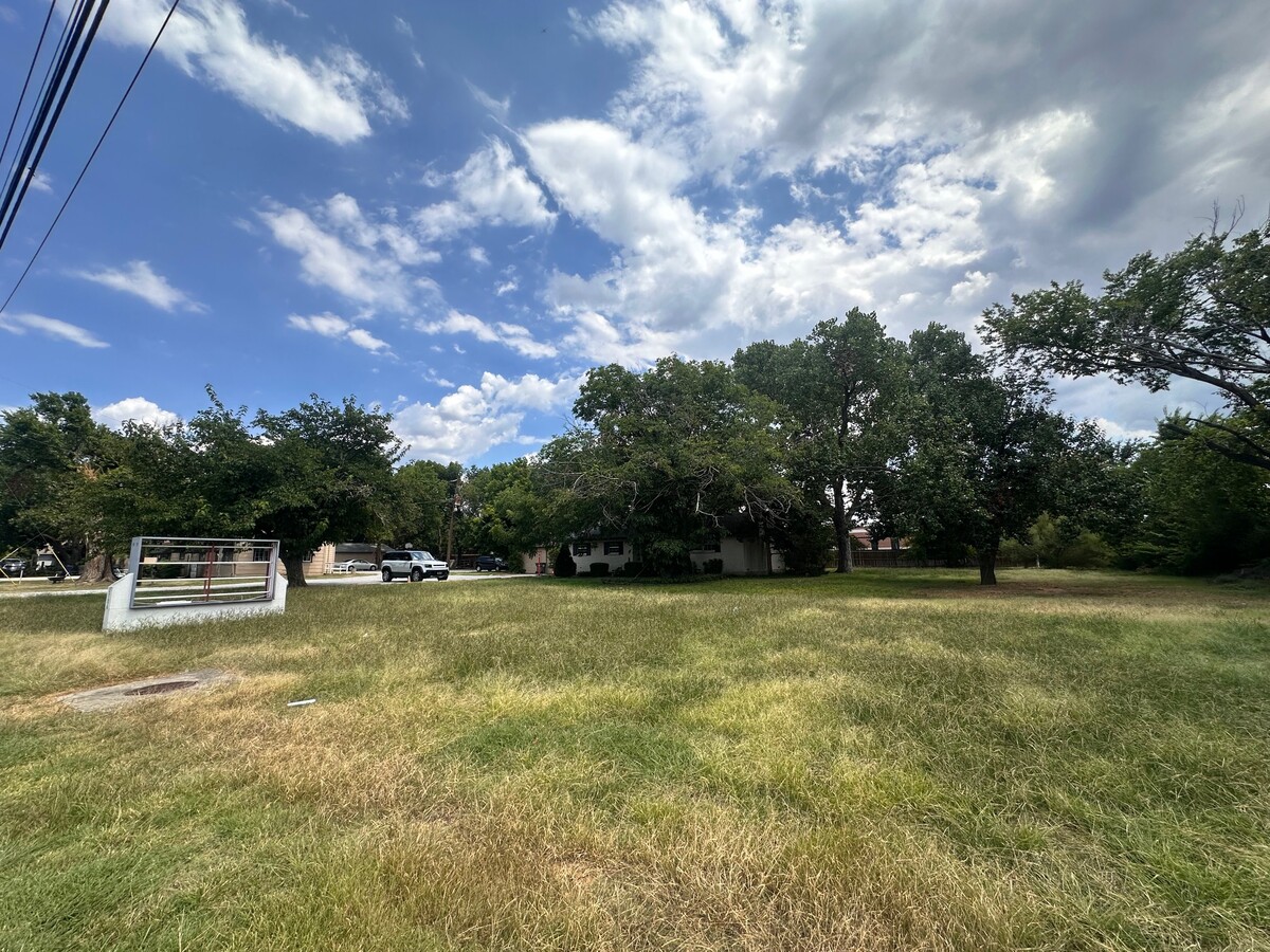 2704 W Arkansas Ln, Dalworthington Gardens, TX 76016 | LoopNet