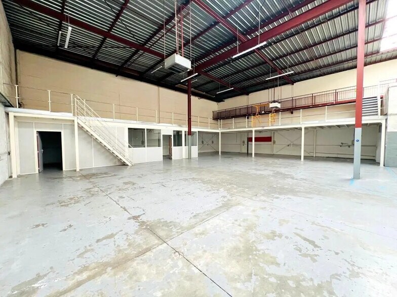 Flex in Trappes for lease - Interior Photo - Image 2 of 12