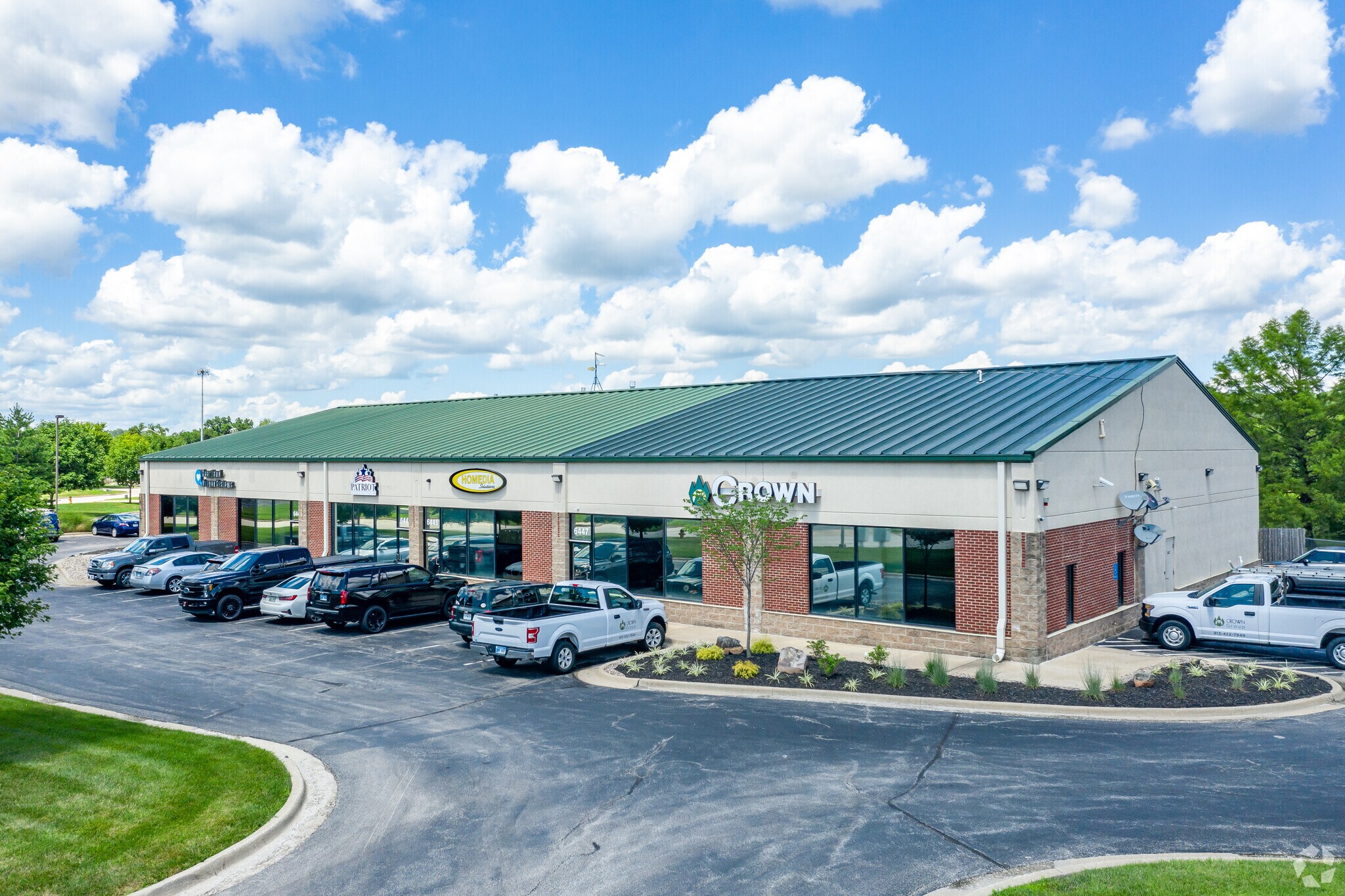 6447 Vista Dr, Shawnee, KS for sale Primary Photo- Image 1 of 1