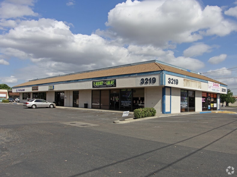 3219 McHenry Ave, Modesto, CA for lease - Primary Photo - Image 1 of 6