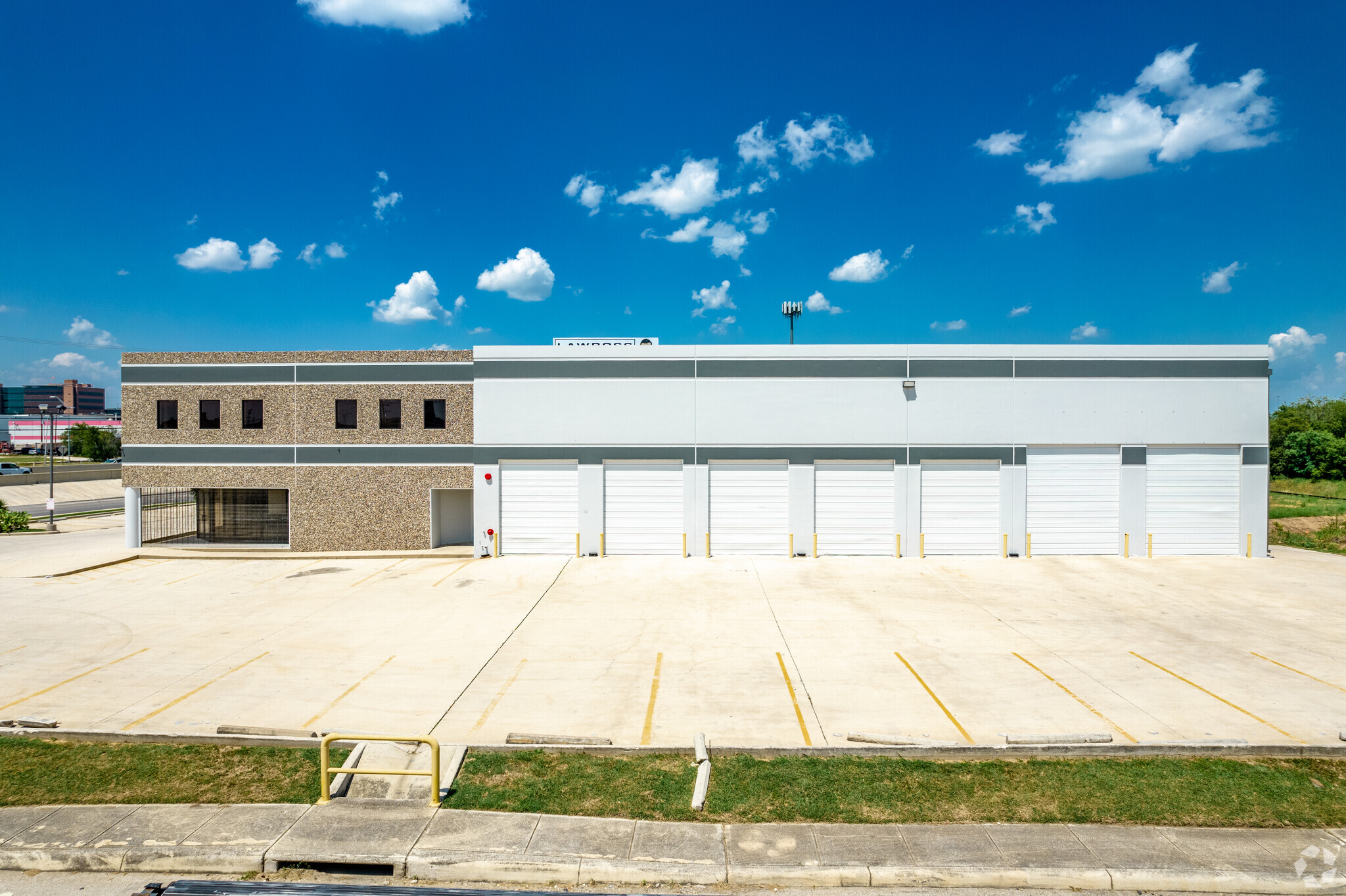 3940 N Panam Expy, San Antonio, TX for lease Building Photo- Image 1 of 10