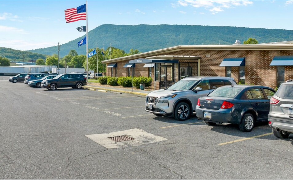 IAC Strasburg Campus portfolio of 4 properties for sale on LoopNet.com - Primary Photo - Image 1 of 1