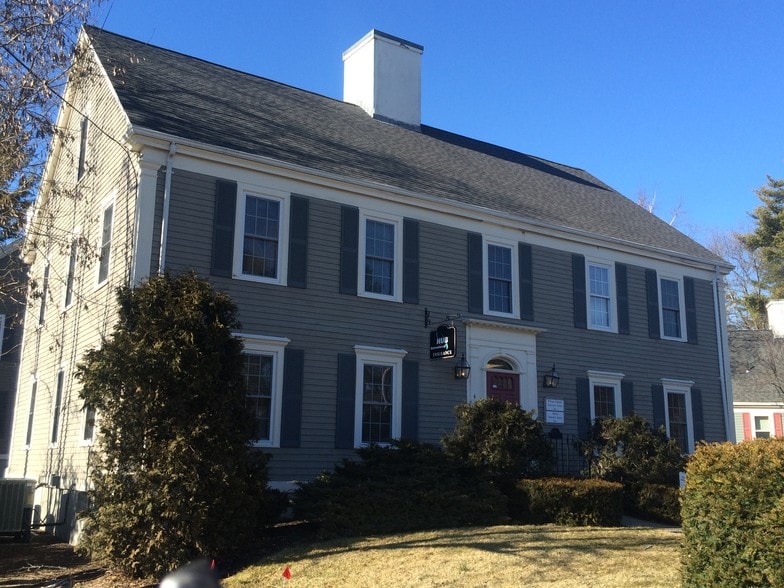 4 W Mill St, Medfield, MA 02052