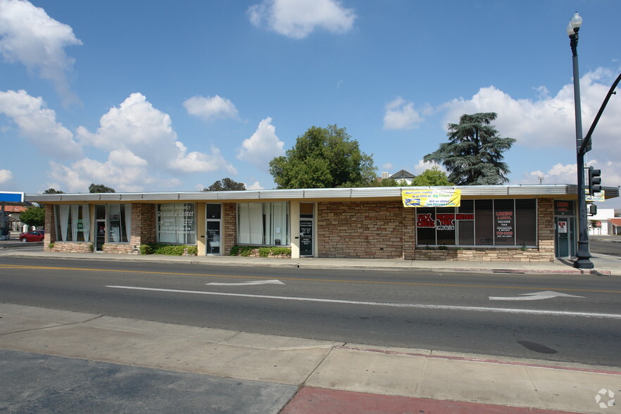 241-245 N Hockett St, Porterville, CA for lease - Building Photo - Image 2 of 12