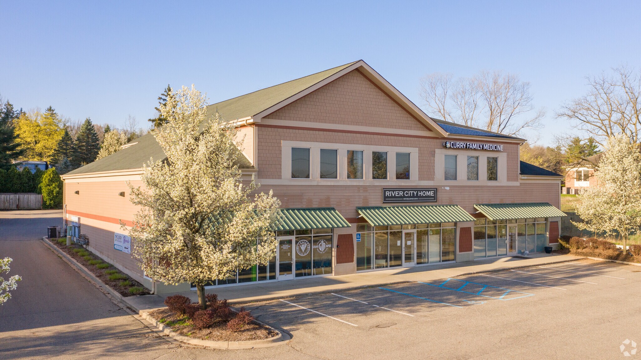 5258 Plainfield Ave NE, Grand Rapids, MI for sale Primary Photo- Image 1 of 1