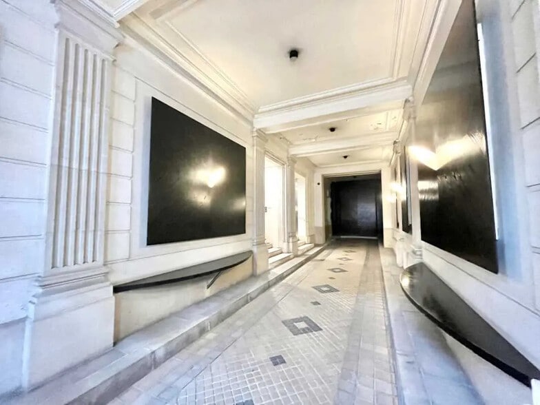 Office in Paris for sale - Lobby - Image 3 of 13