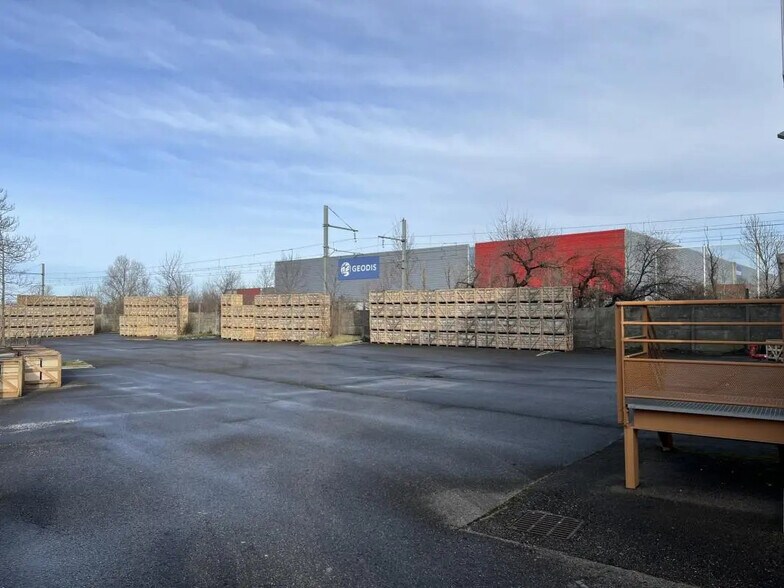 Flex in Mions for lease - Building Photo - Image 3 of 13