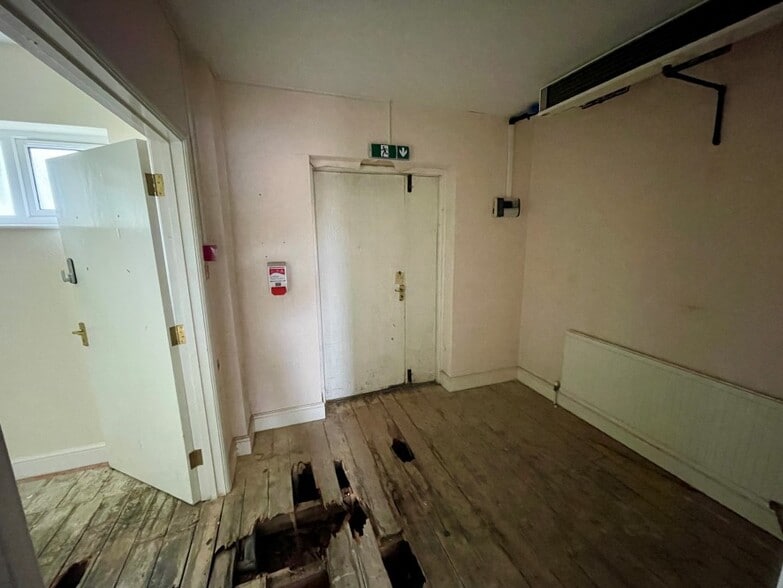 56 Frinton Rd, Clacton On Sea for sale - Interior Photo - Image 3 of 11