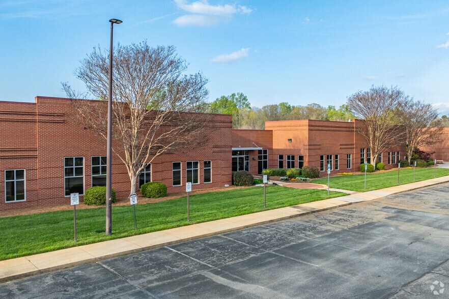 4001 Piedmont Pky, High Point, NC for sale - Primary Photo - Image 1 of 1