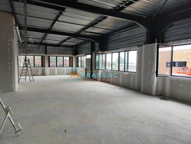 Flex in Chalifert for lease - Interior Photo - Image 3 of 8