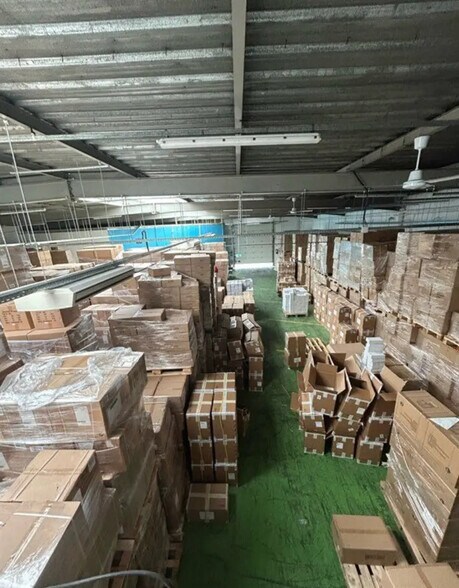 Industrial in Montreuil for lease - Interior Photo - Image 2 of 2