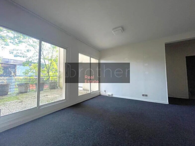 Office in Bordeaux for lease - Interior Photo - Image 3 of 6