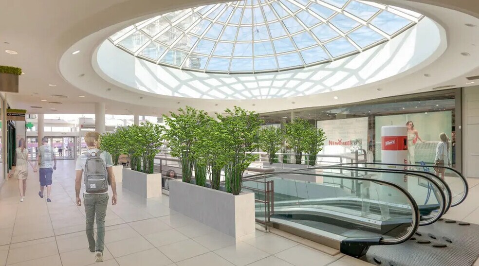 Retail in Le Mans for lease - Building Photo - Image 1 of 8