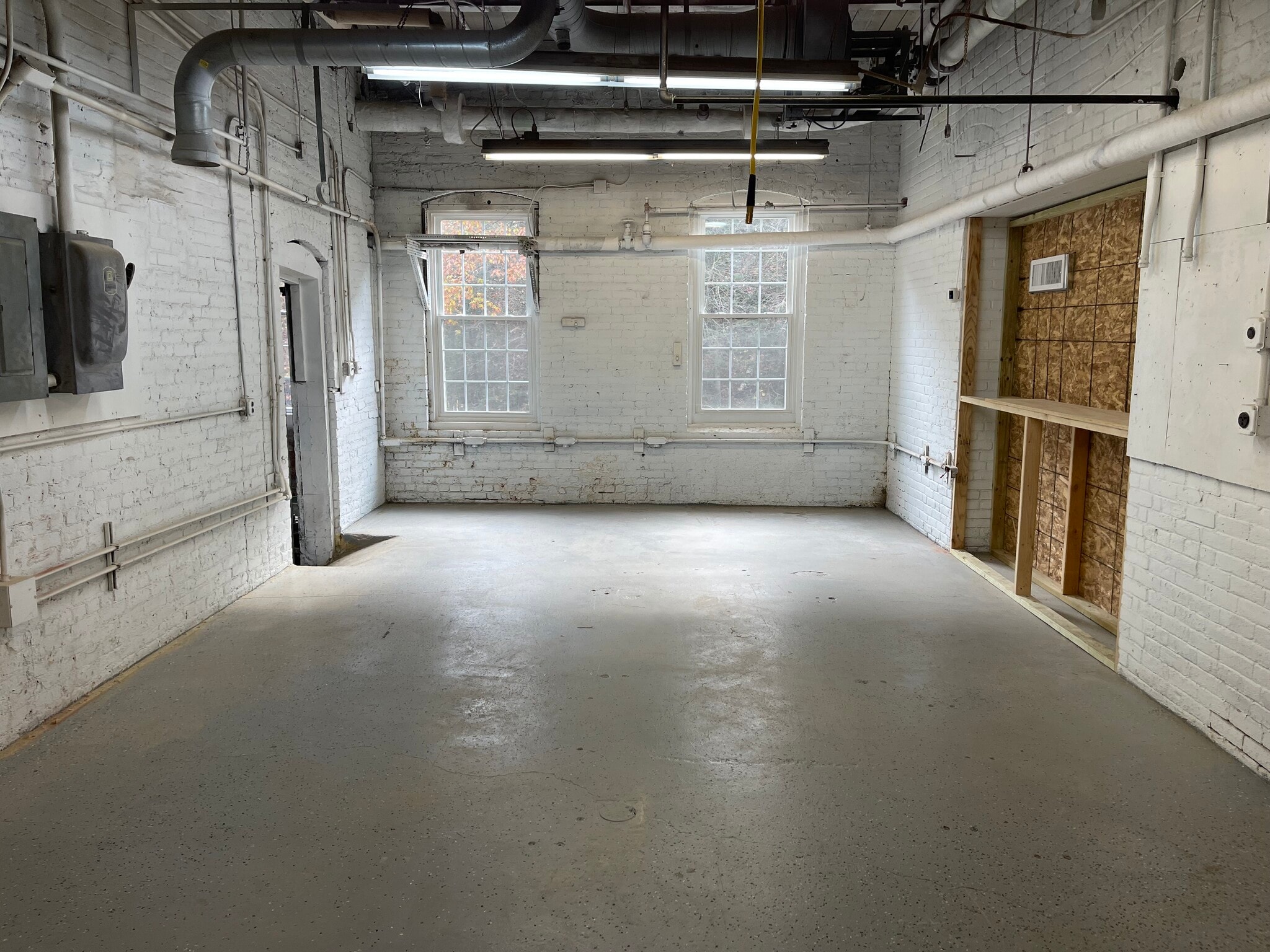 504 Hazard Ave, Enfield, CT for lease Interior Photo- Image 1 of 2