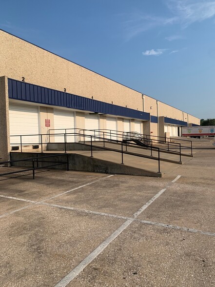 2055 Silber Rd, Houston, TX for lease - Building Photo - Image 3 of 17