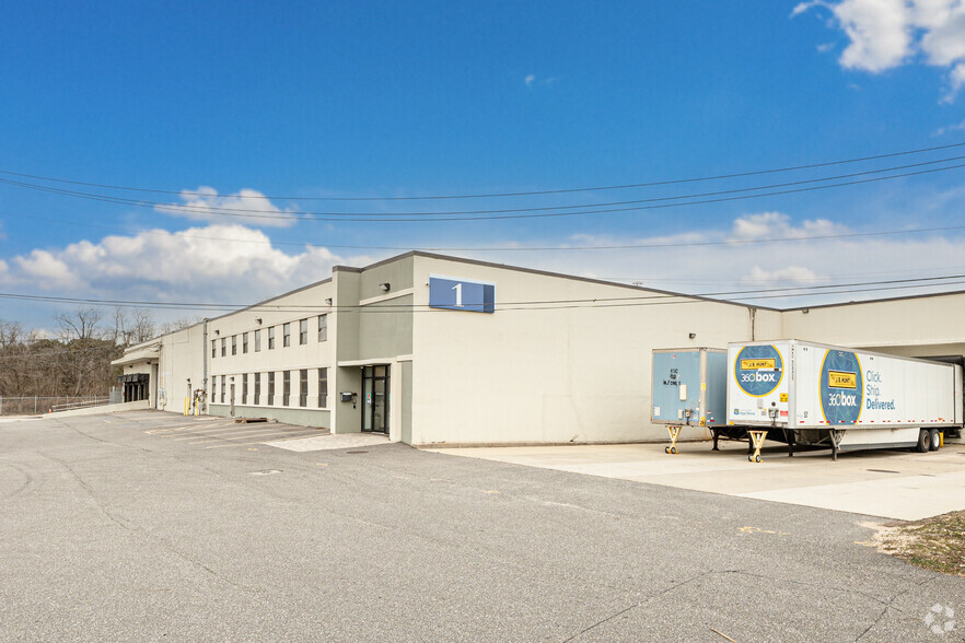 1 Adams Blvd, Farmingdale, NY for lease - Building Photo - Image 3 of 4