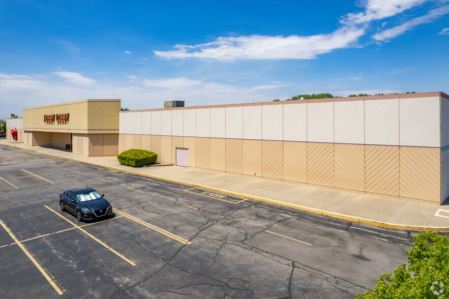 2102 N Neil St, Champaign, IL for lease - Building Photo - Image 3 of 8