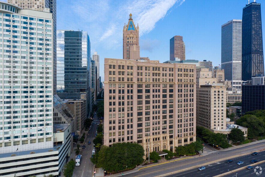 680 N Lake Shore Dr, Chicago, IL for lease - Building Photo - Image 1 of 23