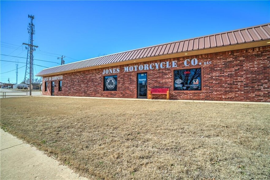 416 N 4th St, Clinton, OK for sale - Building Photo - Image 1 of 1