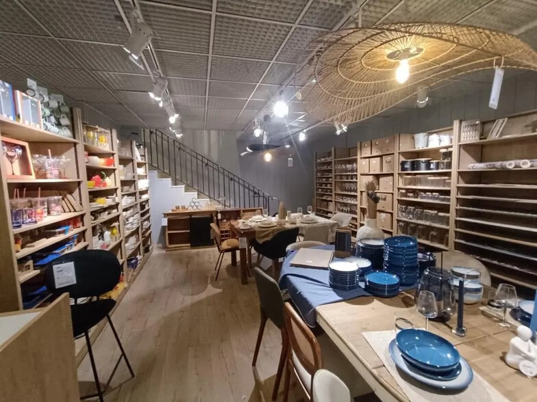 Retail in Grenoble for lease - Interior Photo - Image 2 of 5
