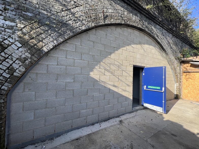 364-368 Winchelsea Rd, London for lease - Building Photo - Image 3 of 3